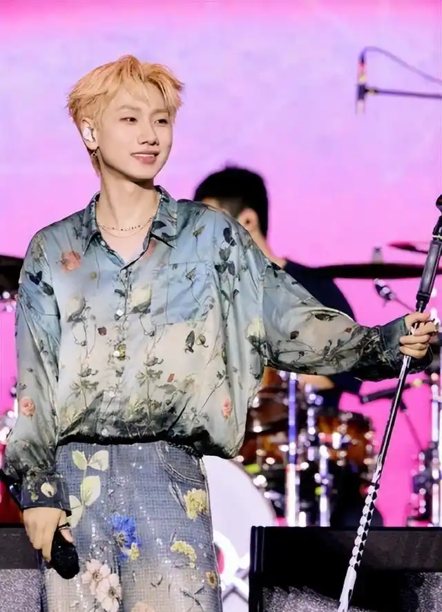 半年前夜会三人风波！顶流男星再被曝与女网红视频流出